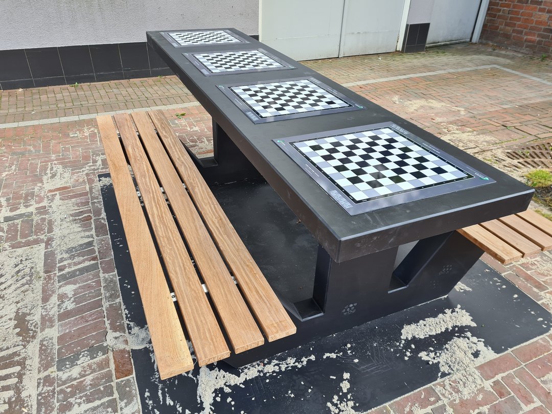 Buitenschaaktafel in de Poststraat te Delfzijl